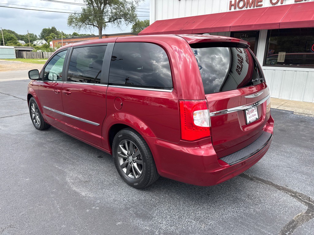 2016 Chrysler Town & Country Image 7