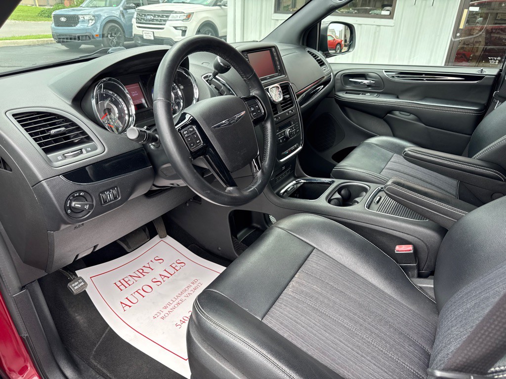 2016 Chrysler Town & Country Image 8