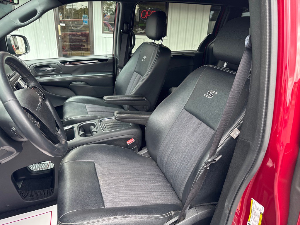 2016 Chrysler Town & Country Image 10