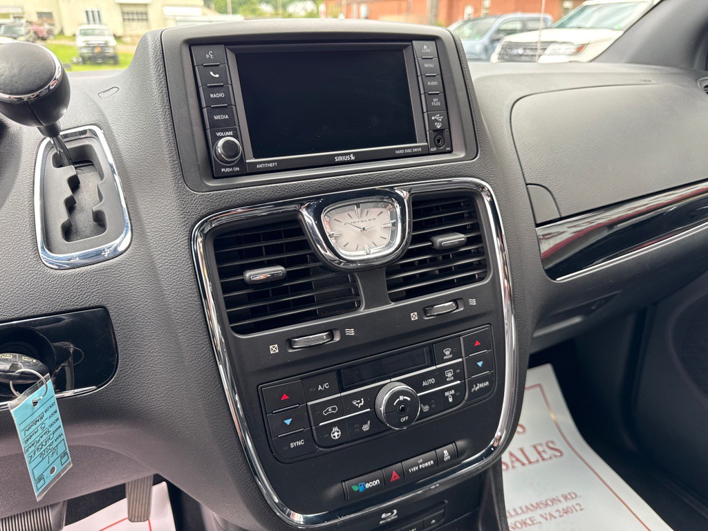 2016 Chrysler Town & Country Image 12
