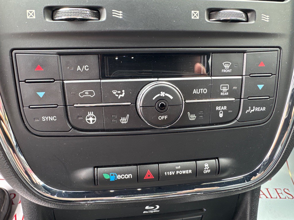 2016 Chrysler Town & Country Image 13