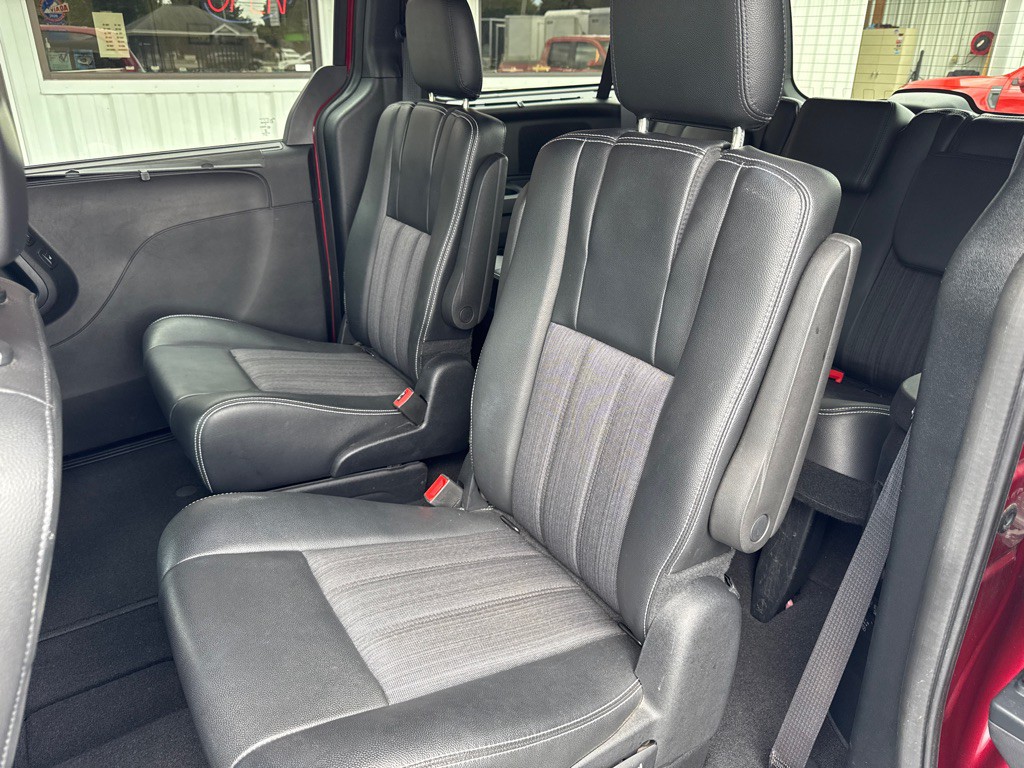 2016 Chrysler Town & Country Image 16