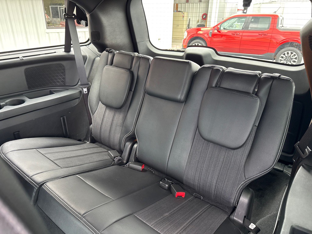 2016 Chrysler Town & Country Image 17