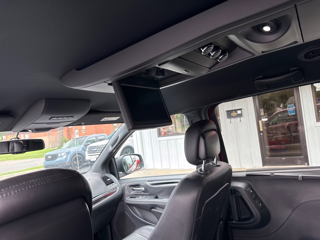 2016 Chrysler Town & Country Image 18