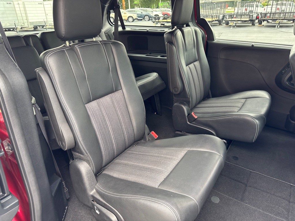 2016 Chrysler Town & Country Image 20