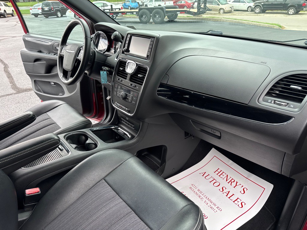 2016 Chrysler Town & Country Image 21