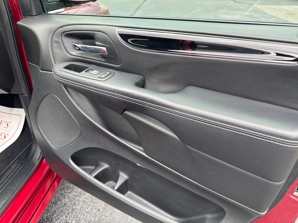 2016 Chrysler Town & Country Image 22