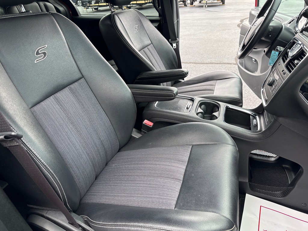 2016 Chrysler Town & Country Image 23