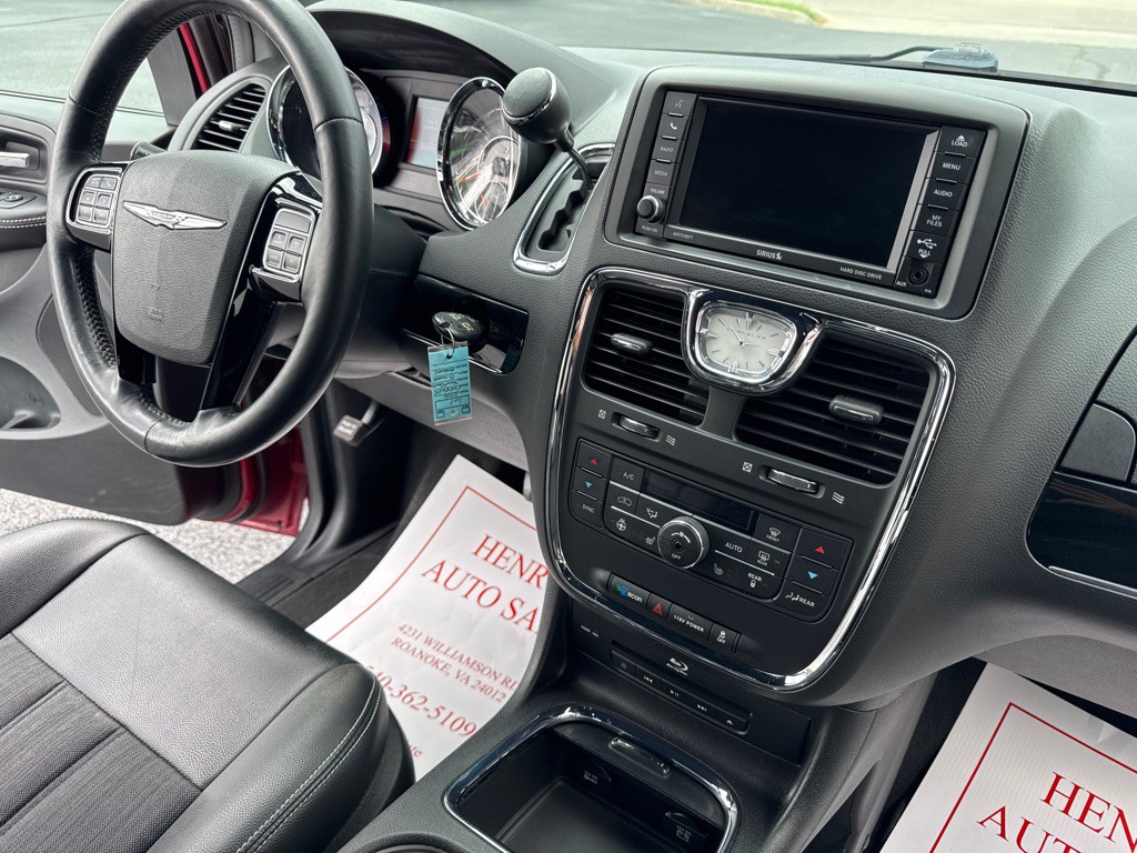 2016 Chrysler Town & Country Image 24
