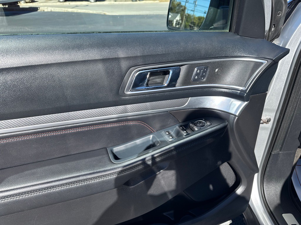 2016 Ford Explorer Image 9