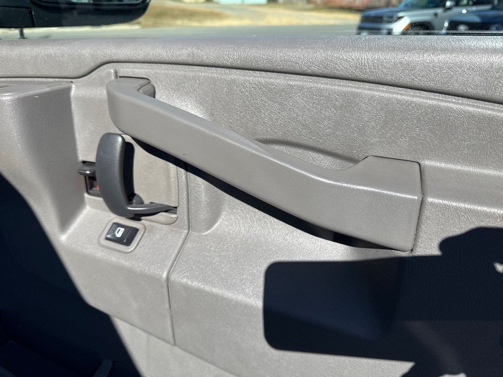 2021 Chevrolet Express Image 18