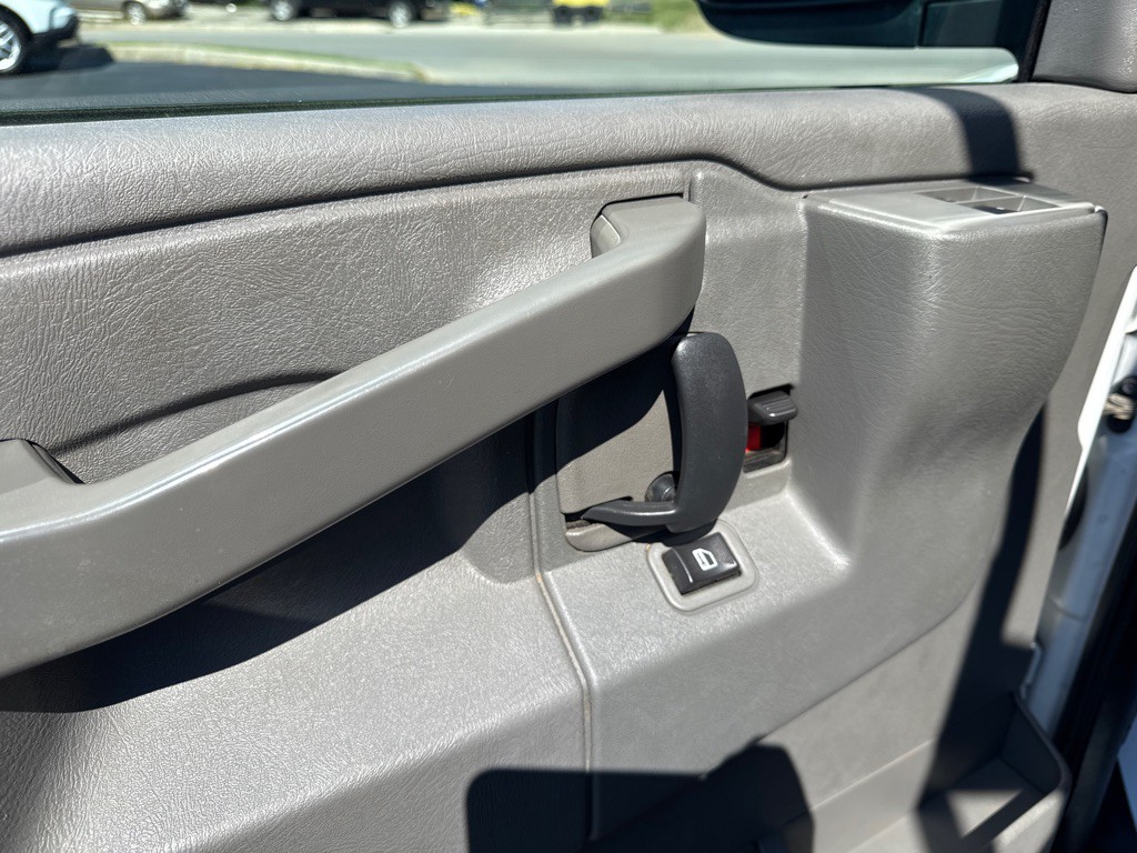 2016 GMC Savana Image 8