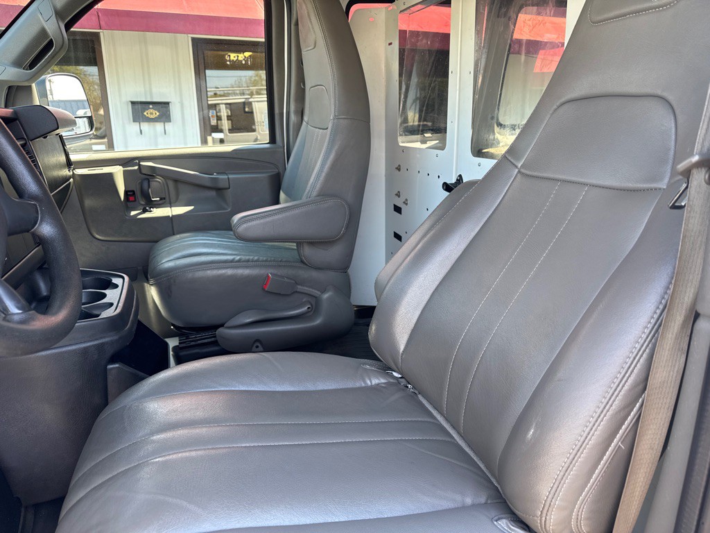 2016 GMC Savana Image 9