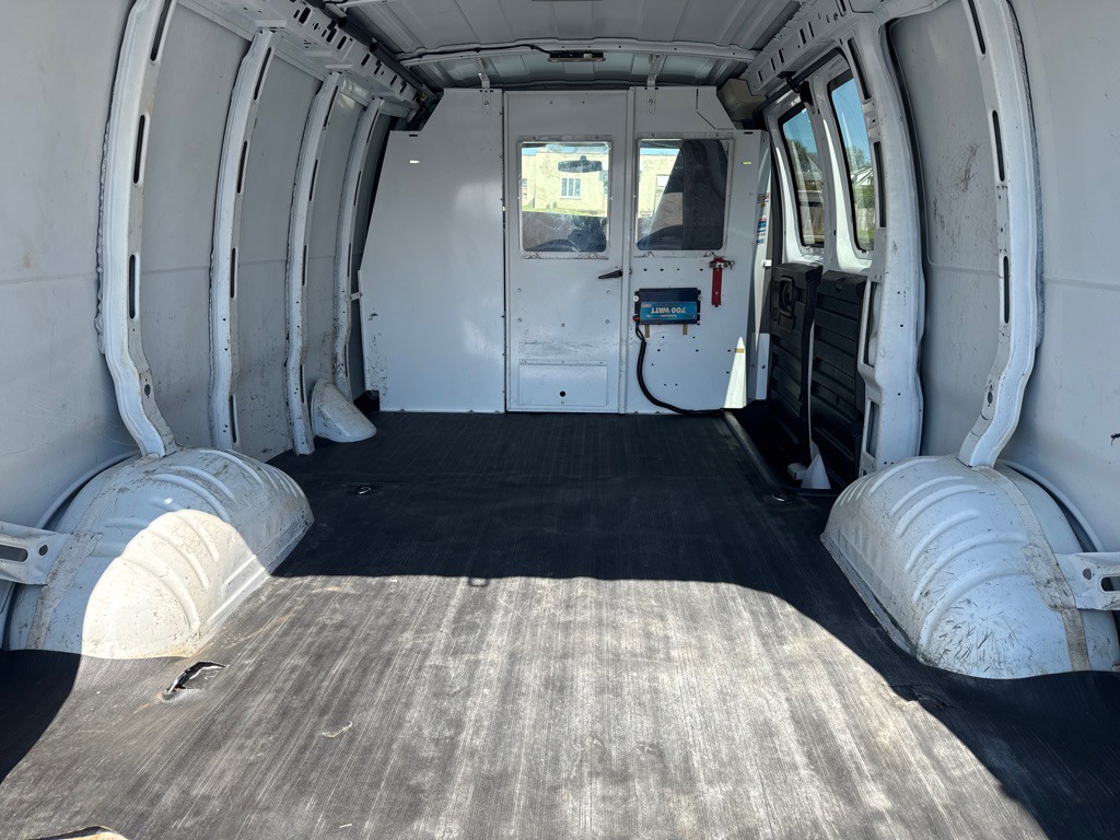 2016 GMC Savana Image 13