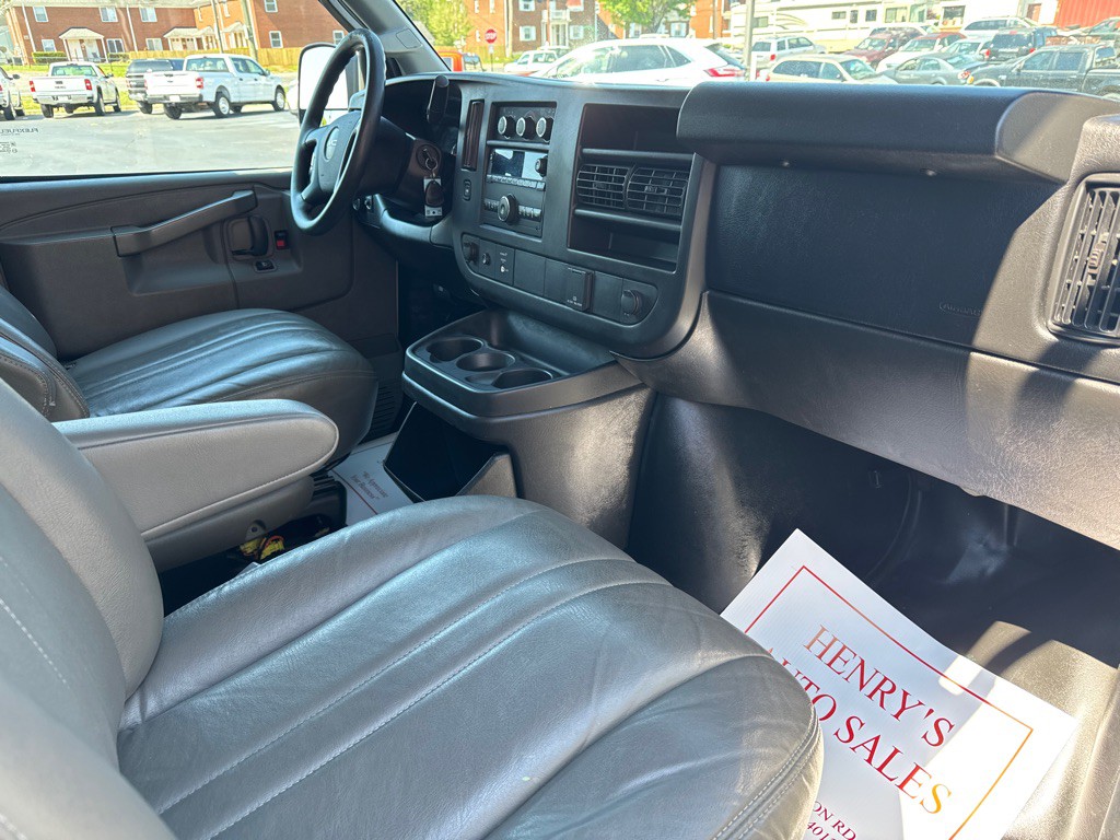 2016 GMC Savana Image 15