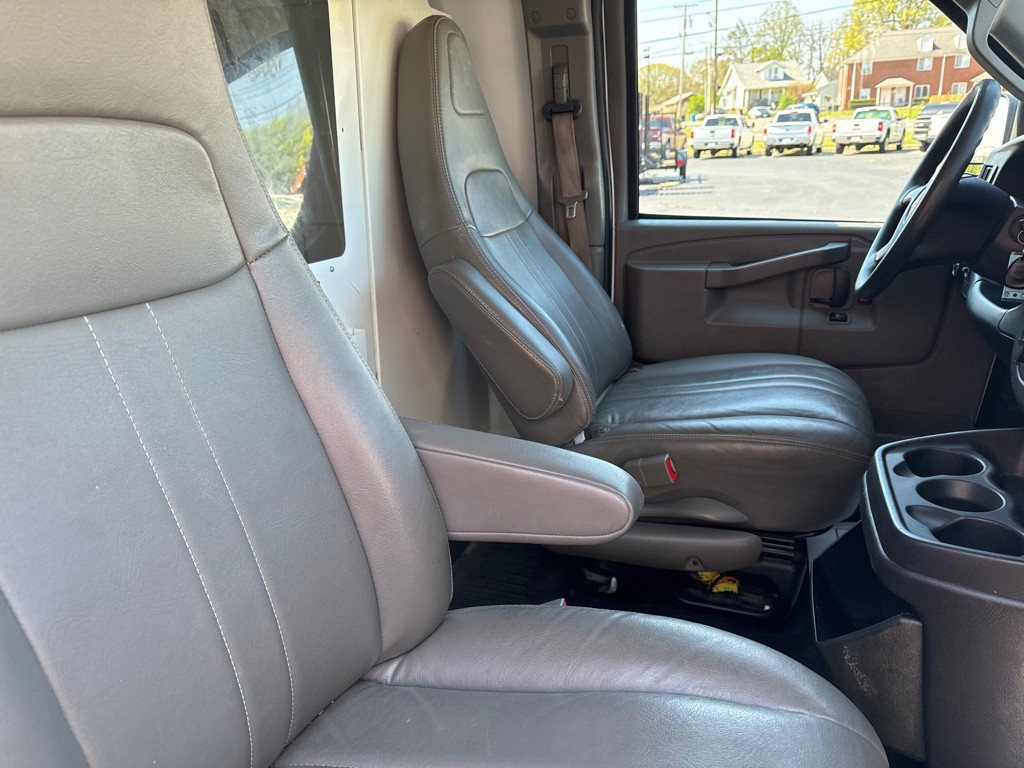 2016 GMC Savana Image 16