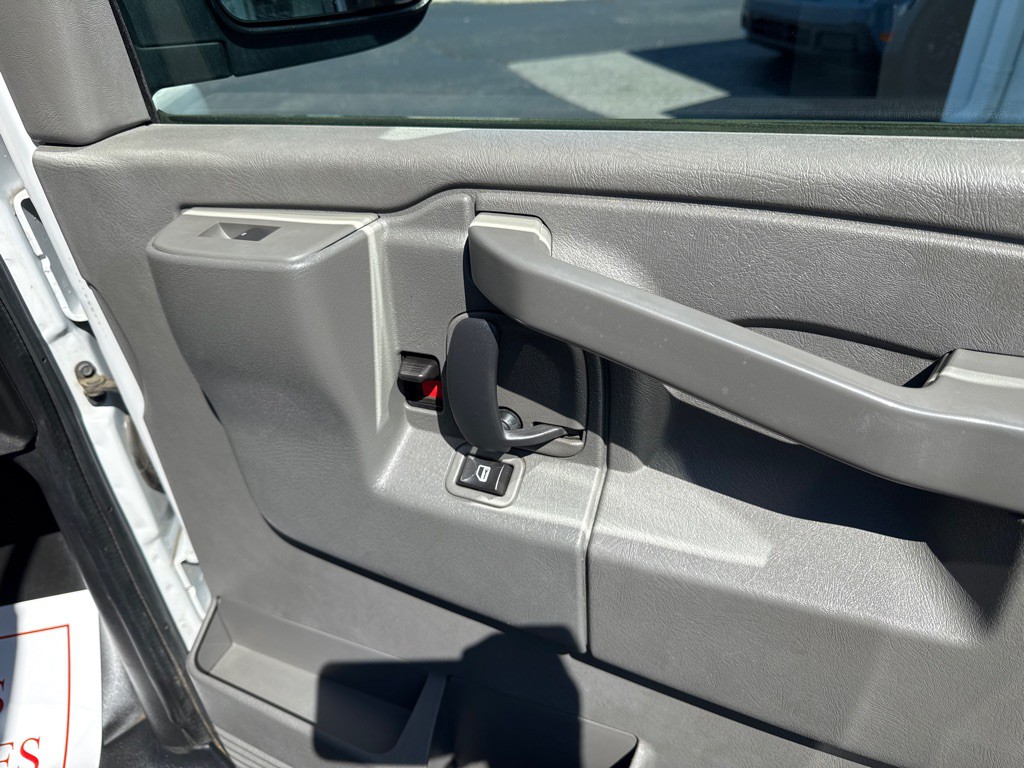 2016 GMC Savana Image 17