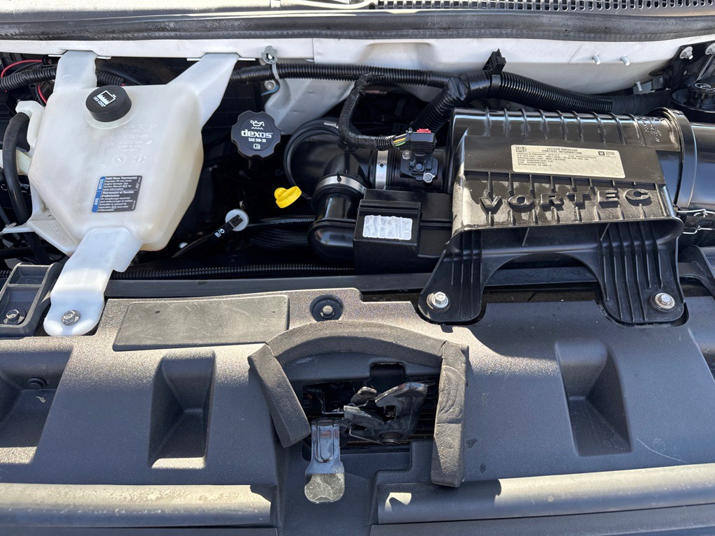 2016 GMC Savana Image 18