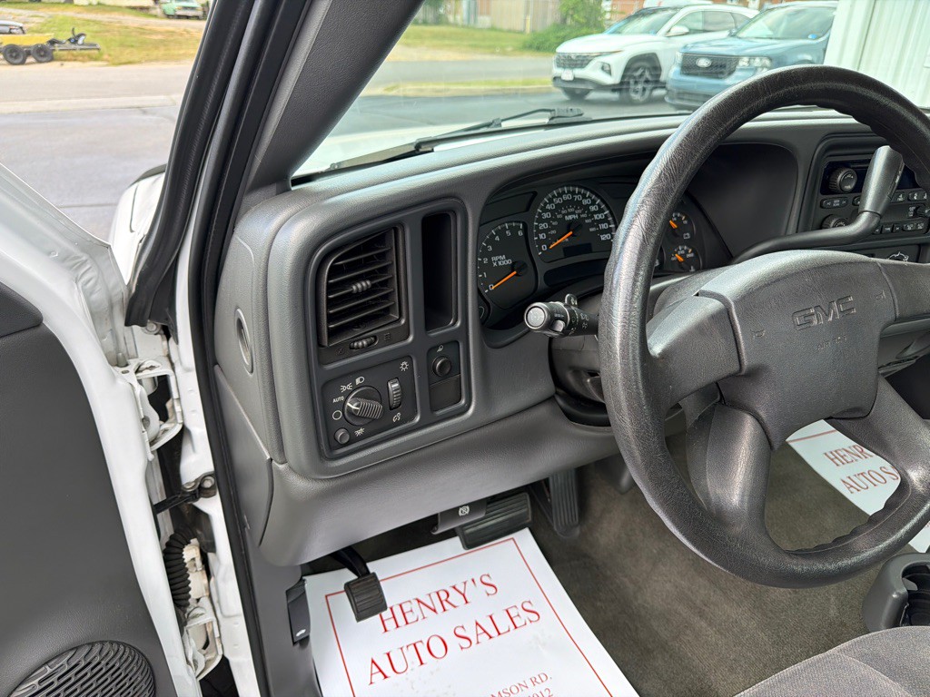 2005 GMC Sierra Image 11