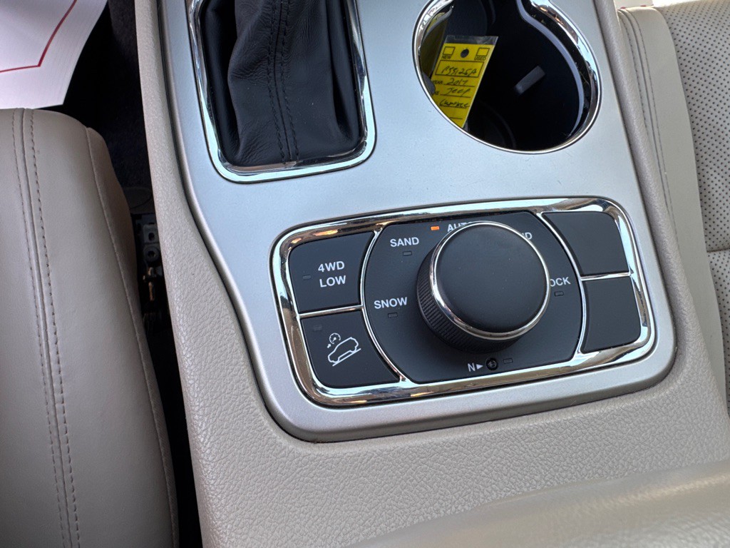 2017 Jeep Grand Cherokee Image 12