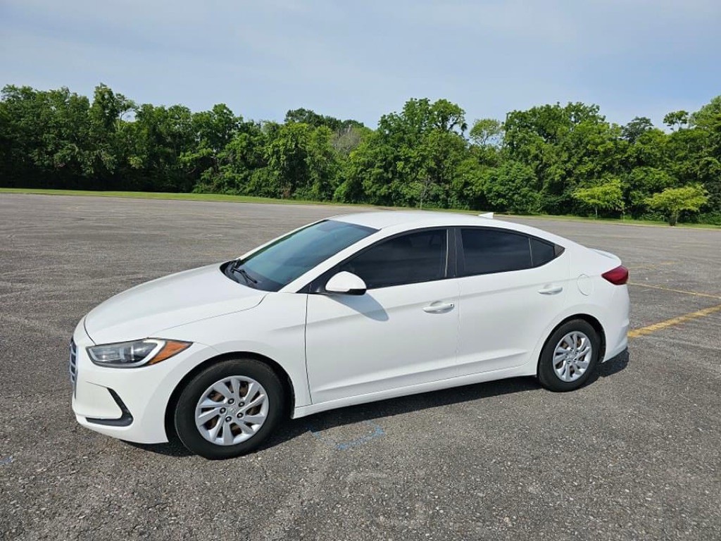 2017 Hyundai Elantra Image 1