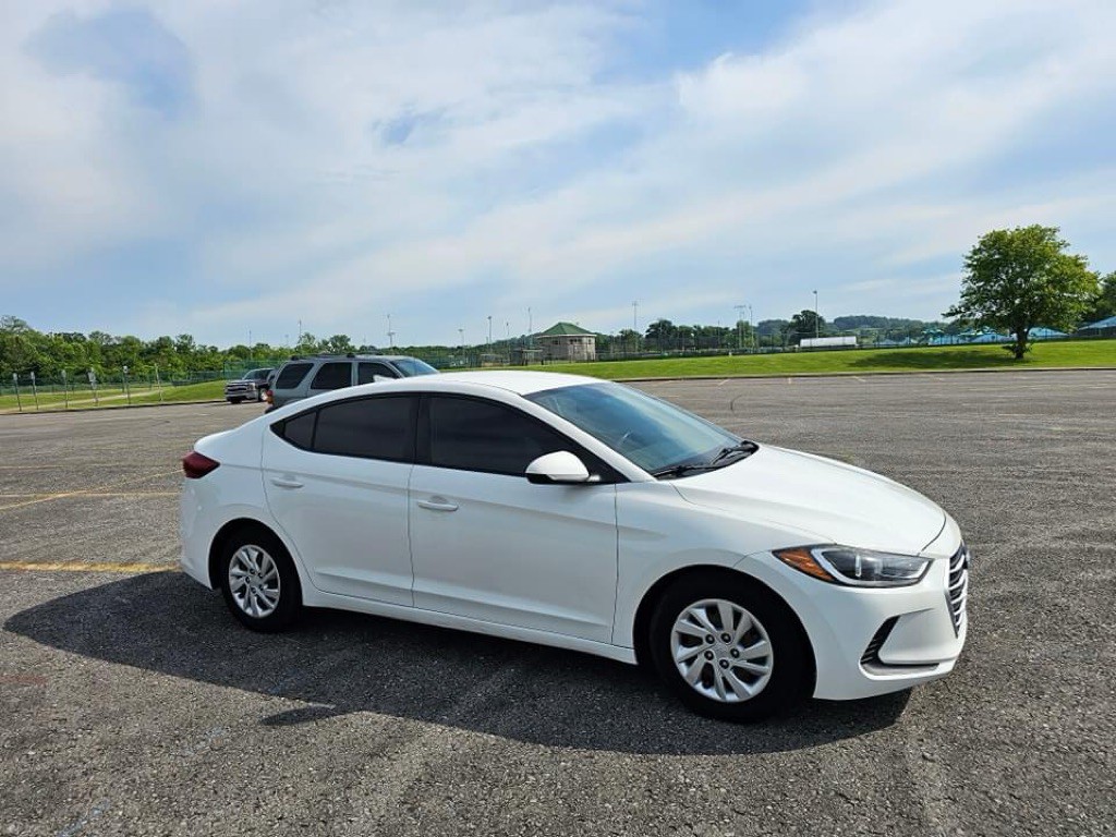 2017 Hyundai Elantra Image 2