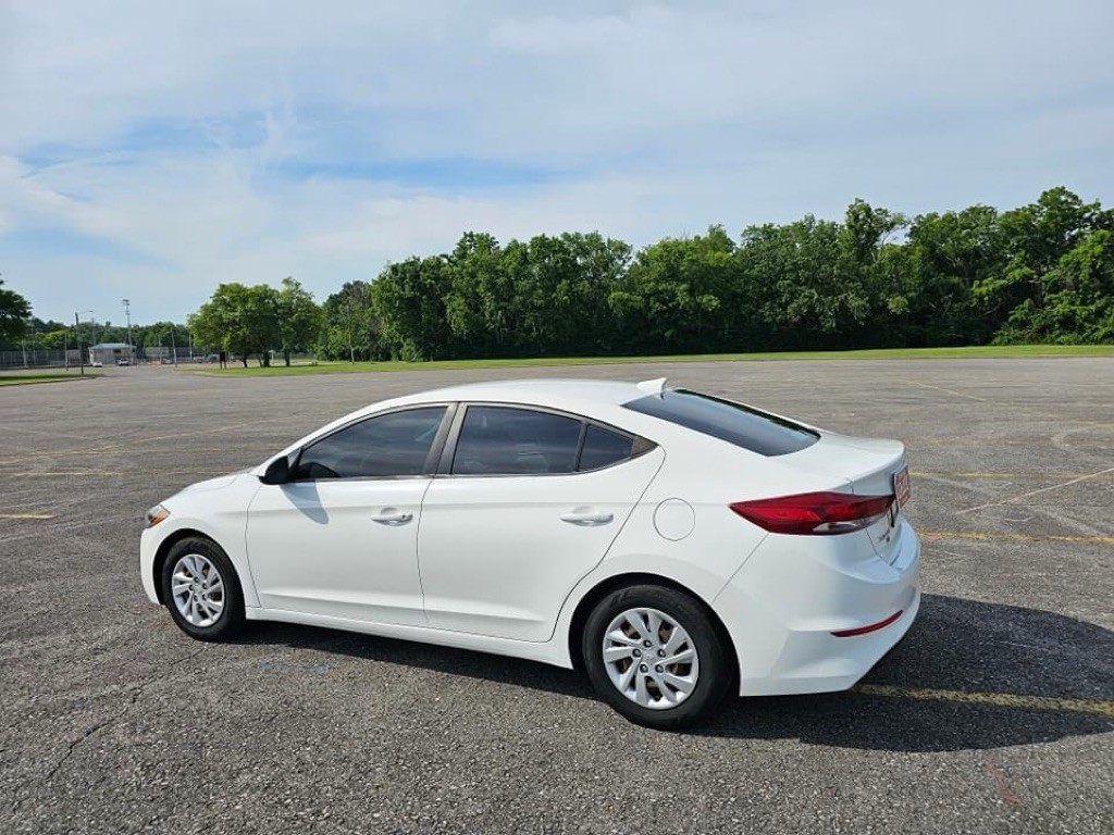 2017 Hyundai Elantra Image 3