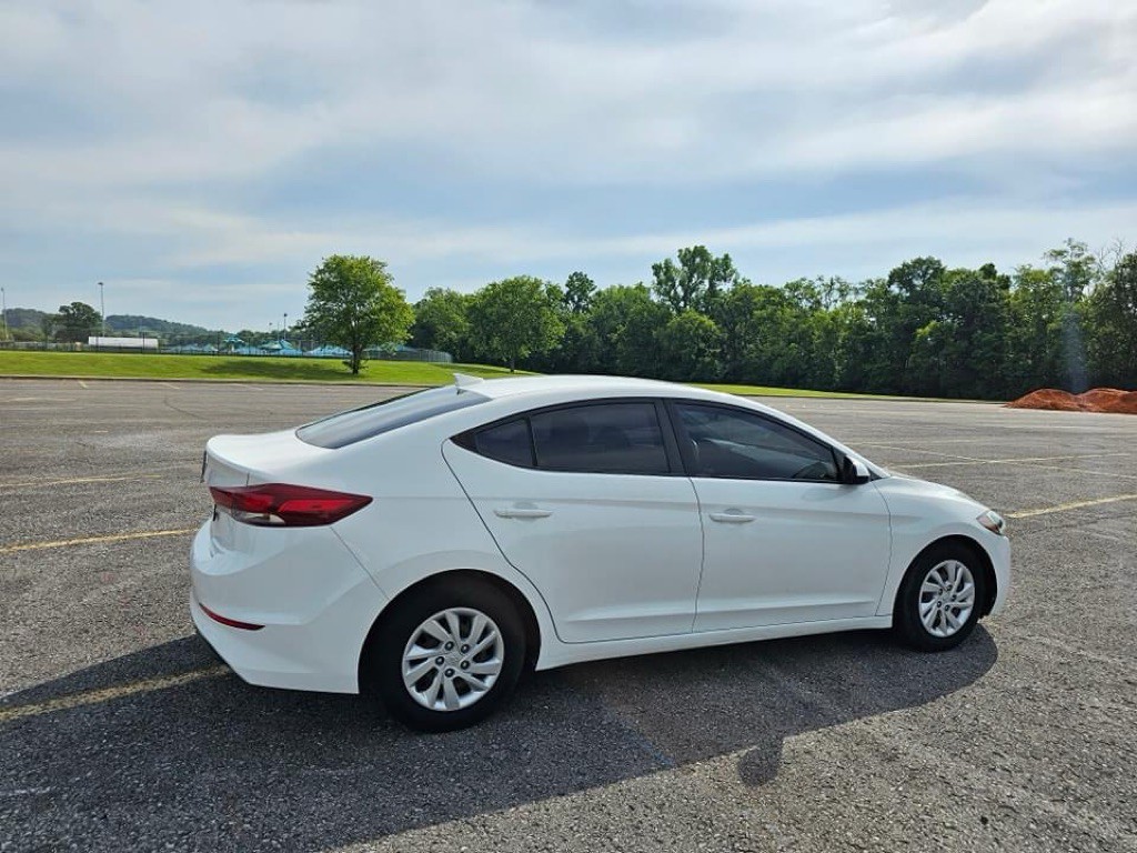 2017 Hyundai Elantra Image 4