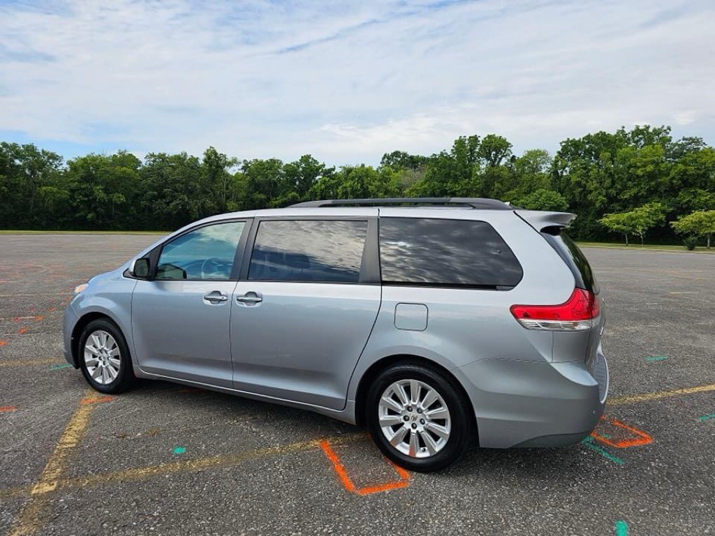 2011 Toyota Sienna Image 3