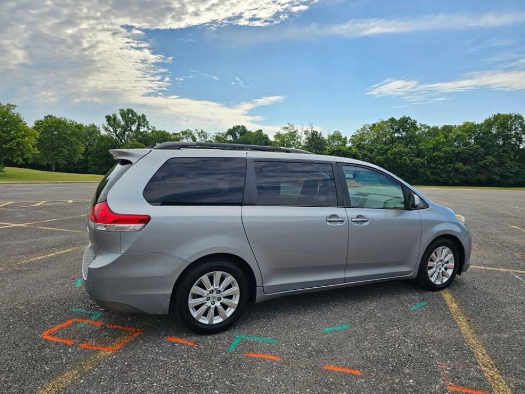 2011 Toyota Sienna Image 4