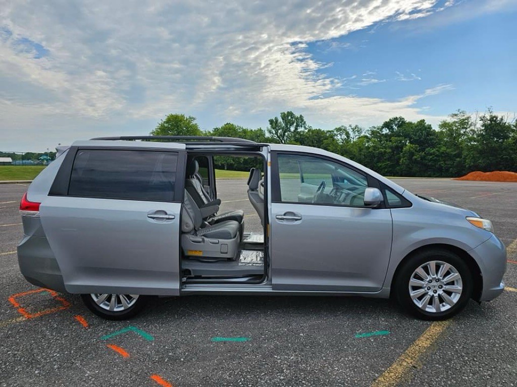 2011 Toyota Sienna Image 5