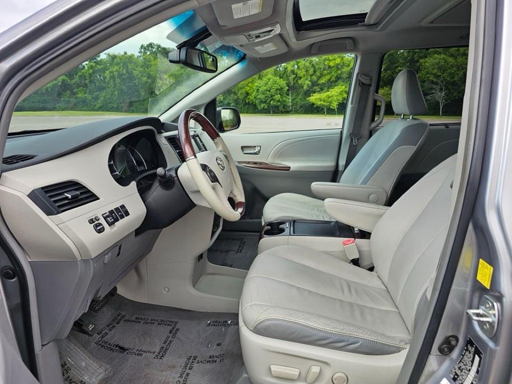 2011 Toyota Sienna Image 6