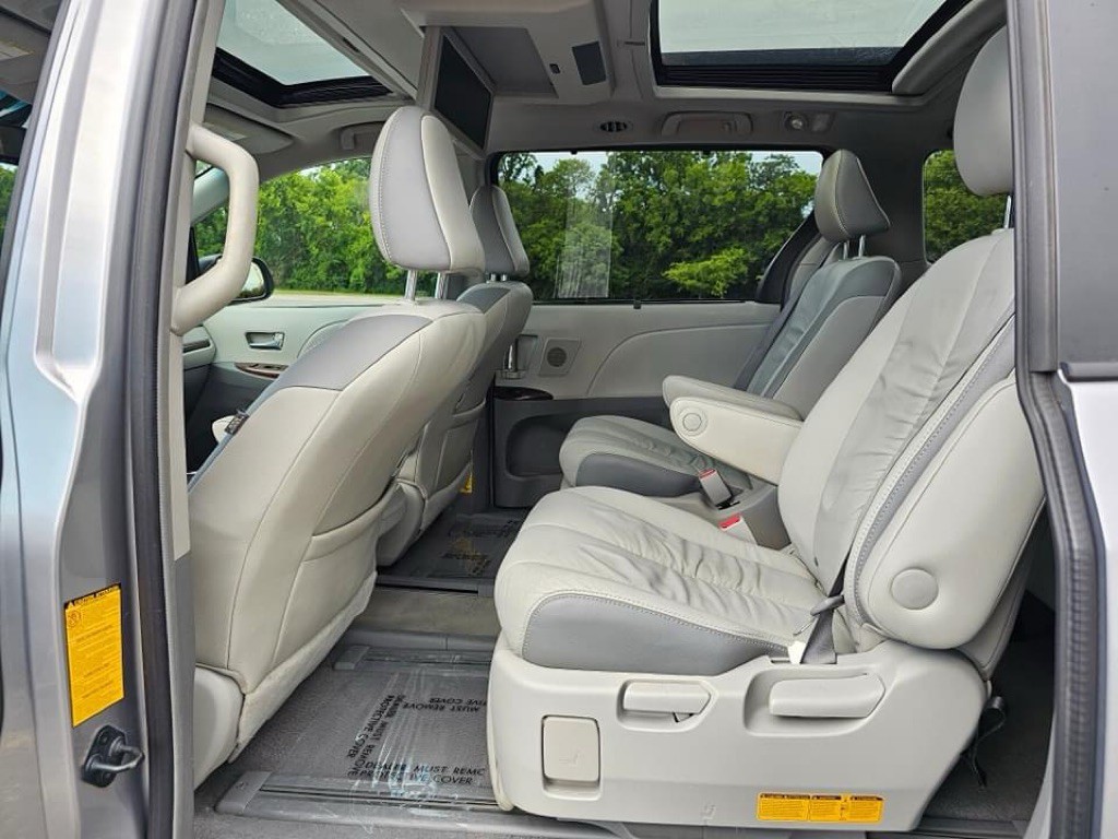 2011 Toyota Sienna Image 7