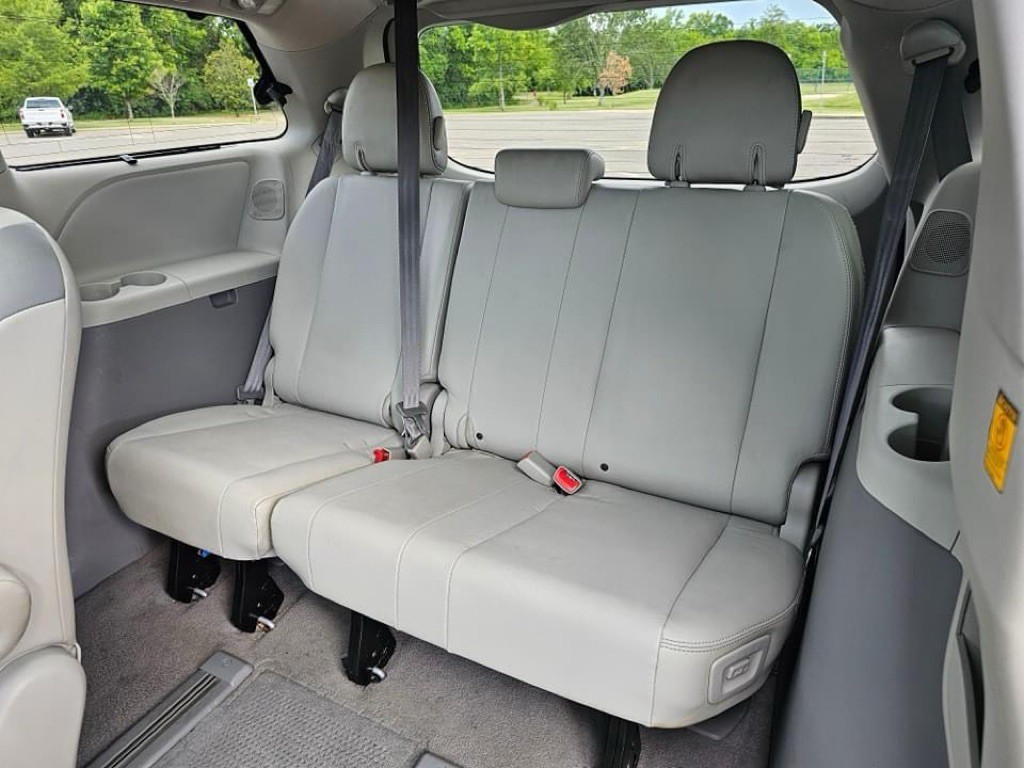 2011 Toyota Sienna Image 8