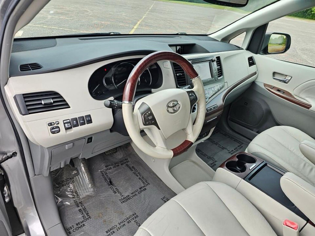 2011 Toyota Sienna Image 9