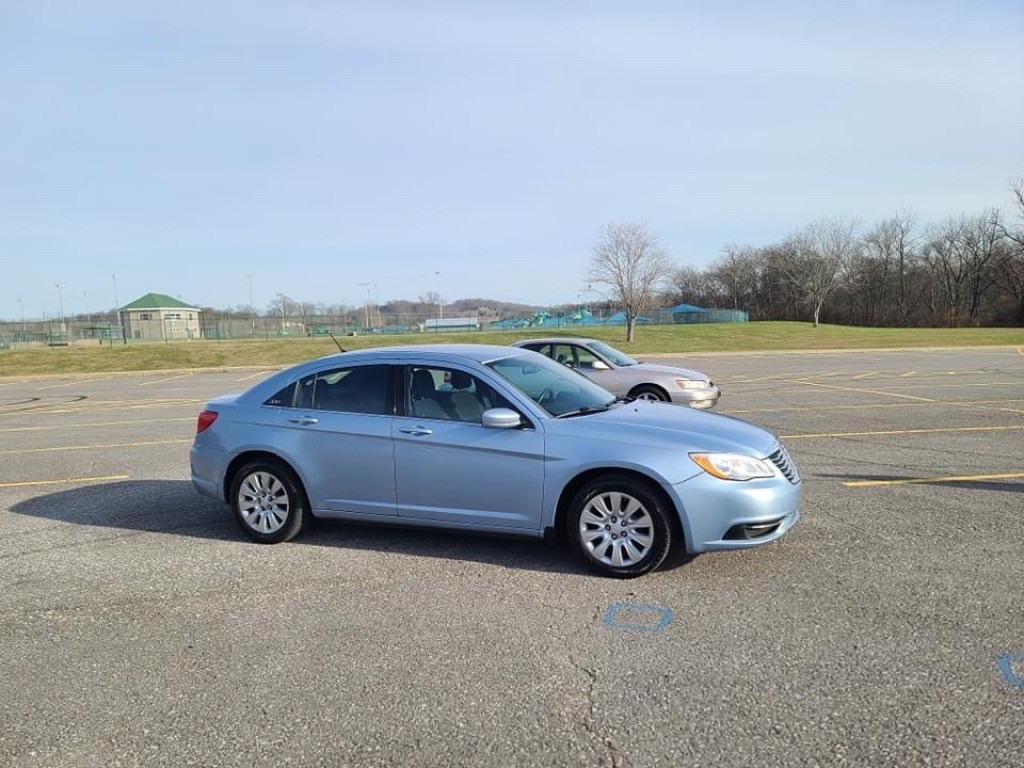 2014 Chrysler 200 Image 2