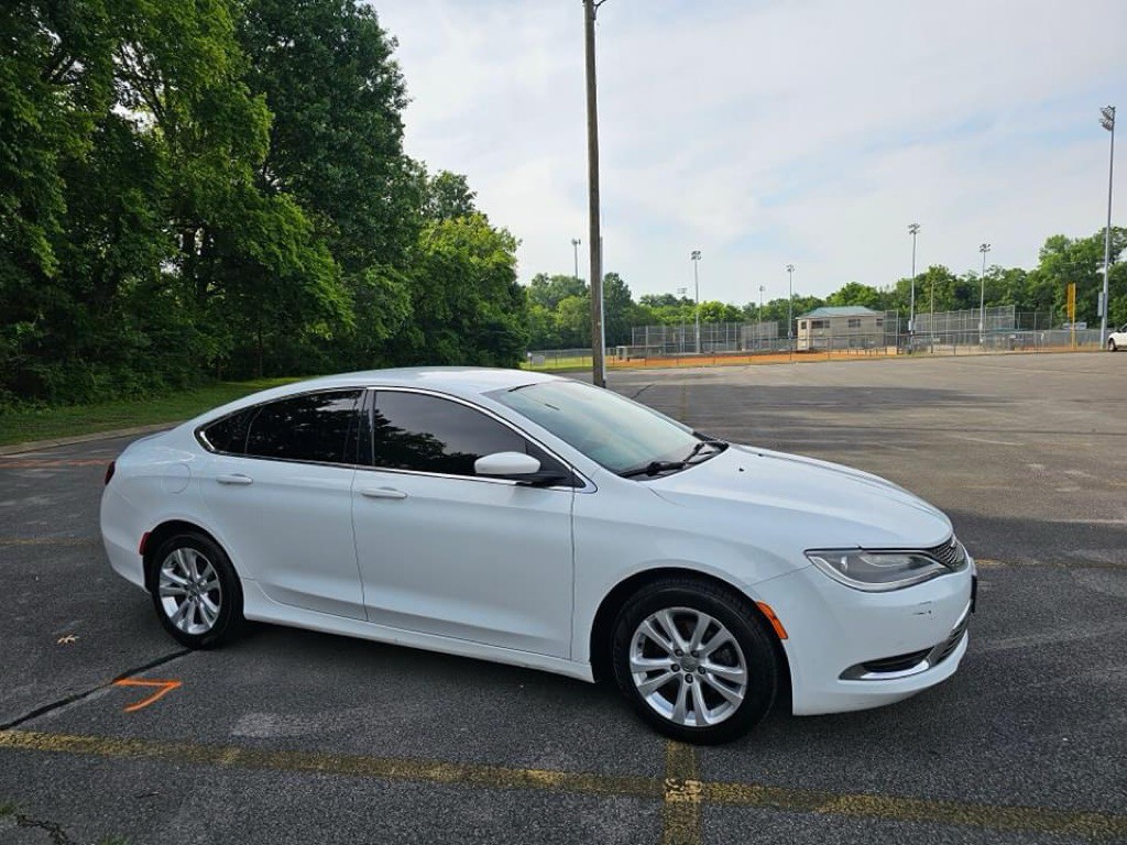 2015 Chrysler 200 Image 2