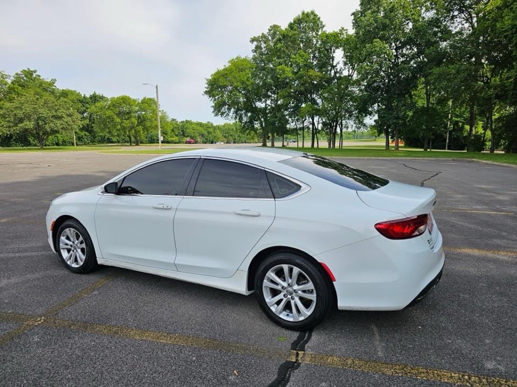 2015 Chrysler 200 Image 3