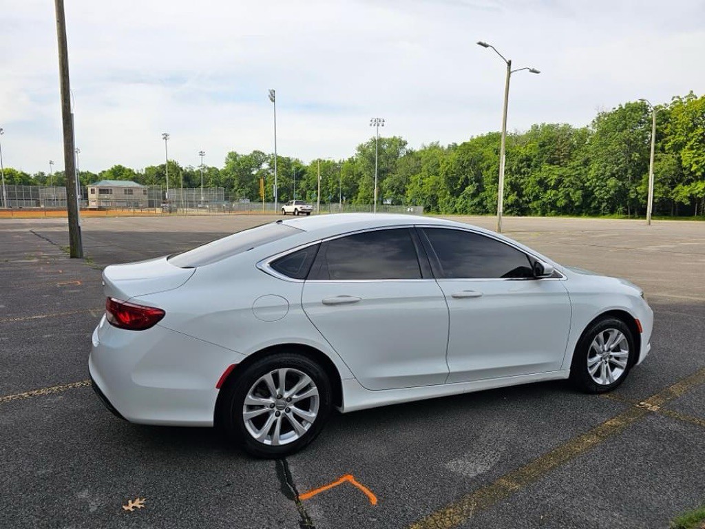 2015 Chrysler 200 Image 4