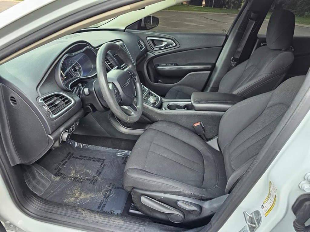 2015 Chrysler 200 Image 5