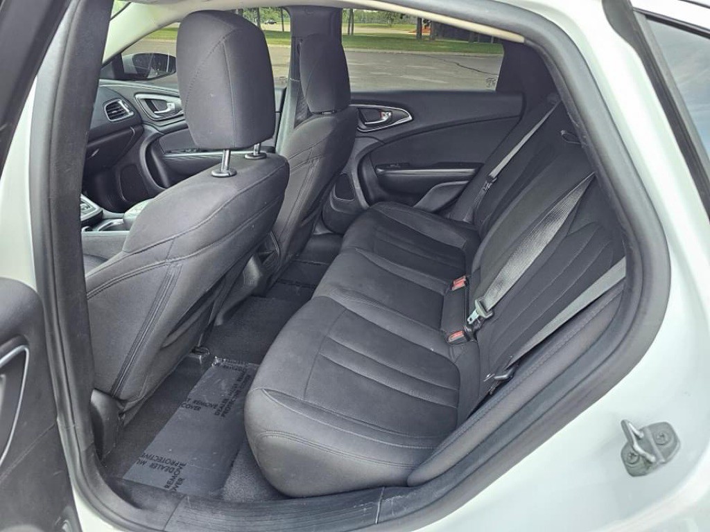 2015 Chrysler 200 Image 6
