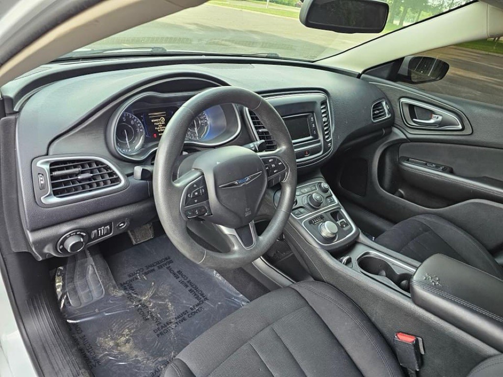 2015 Chrysler 200 Image 7