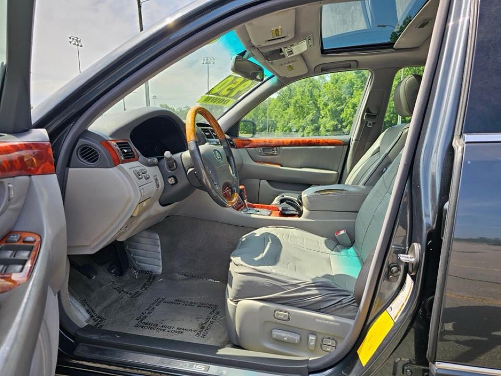 2004 Lexus LS Image 5