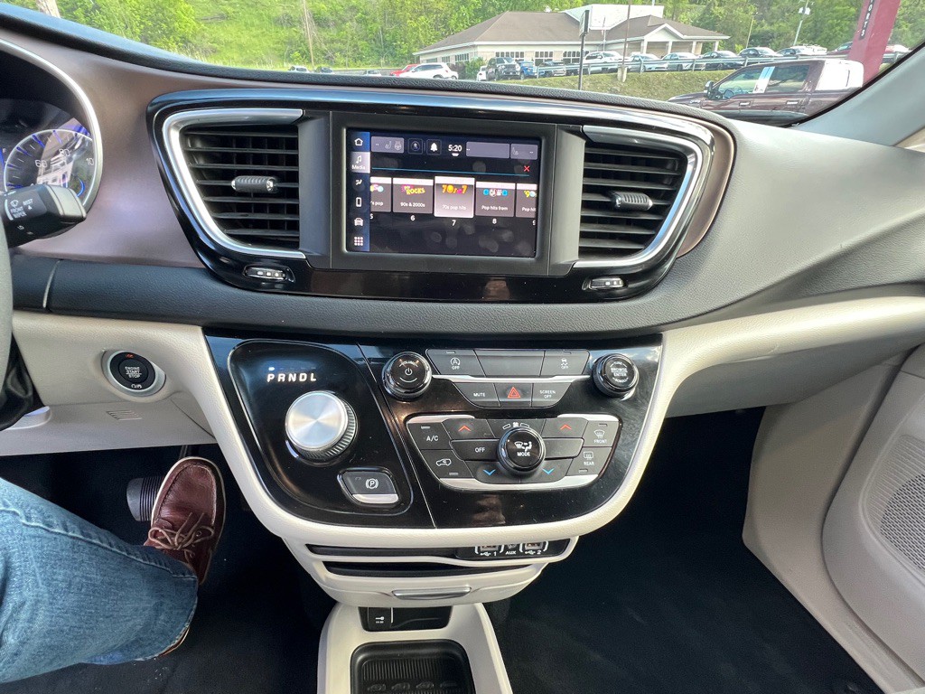 2022 GMC Acadia Image 6