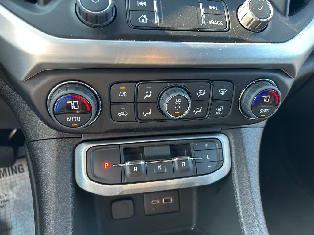 2022 GMC Acadia Image 10