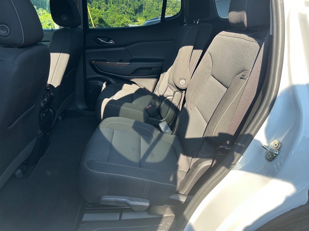 2022 GMC Acadia Image 16