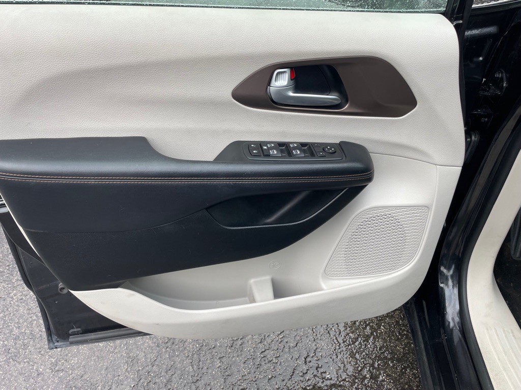 2018 Chrysler Pacifica Image 8