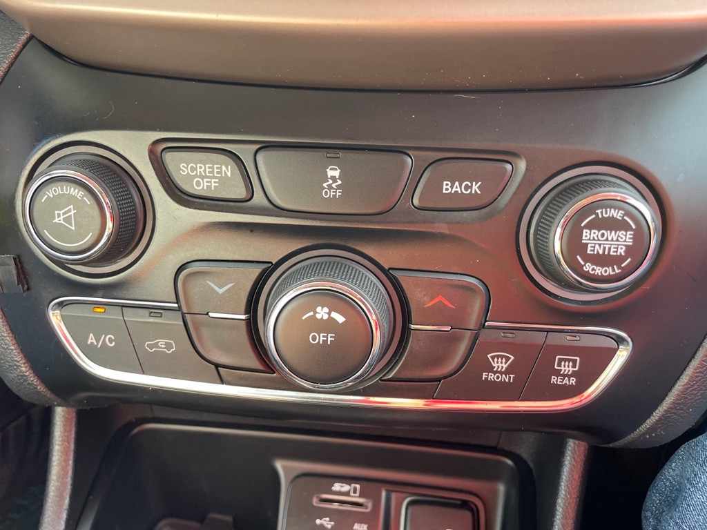 2017 Jeep Cherokee Image 18