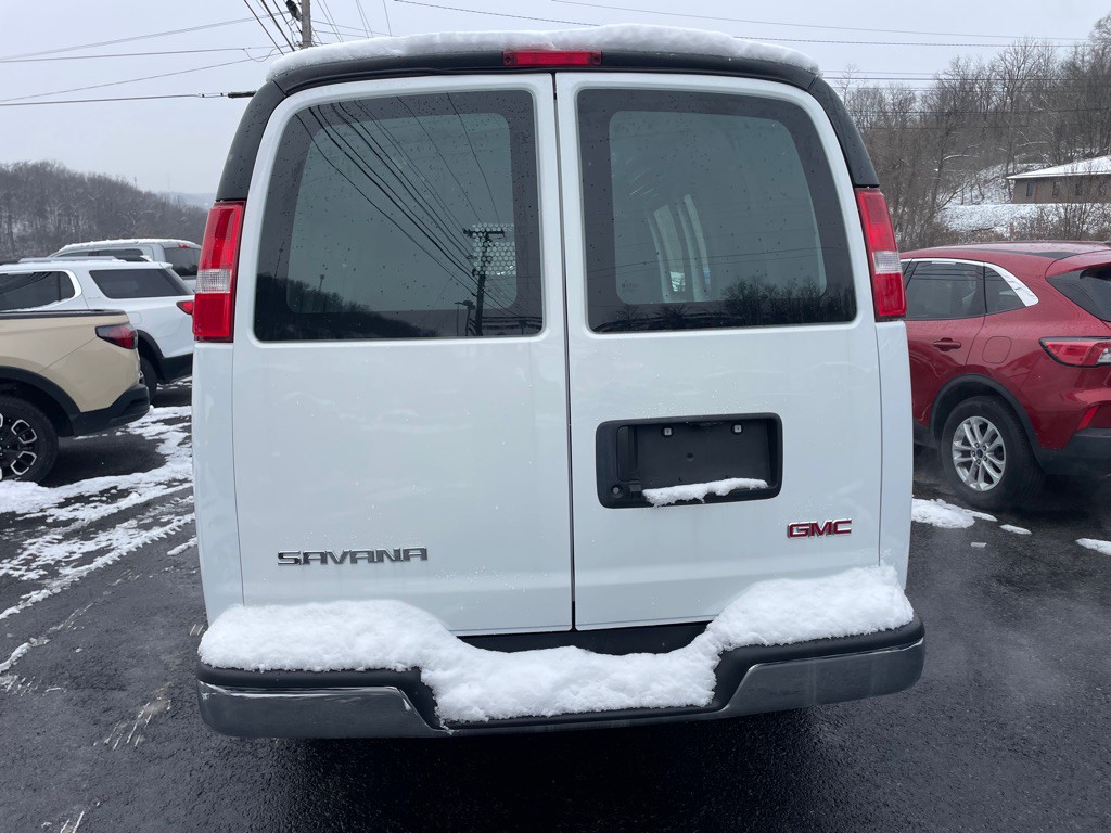 2023 GMC Savana Image 4