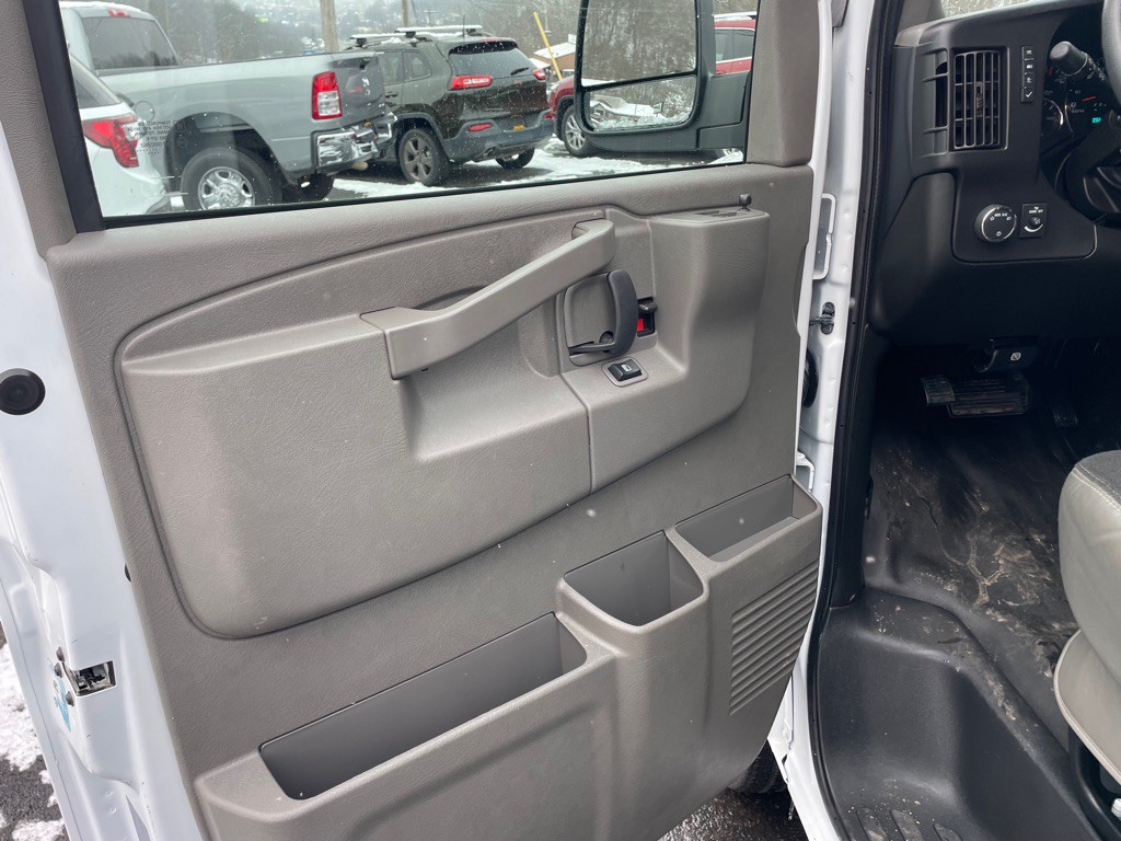 2023 GMC Savana Image 9